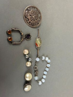 beaucoup de bijoux posés sur la table