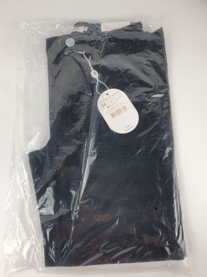 La chemise est noire et comporte une étiquette.