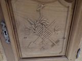 une sculpture sur la porte d'un immeuble représentant des outils