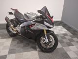 une moto garée sur un sol en damier
