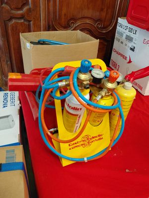 une table rouge sur laquelle sont posés tout un tas de bouteilles et de tuyaux