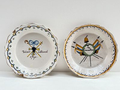 deux assiettes à motifs différents posées sur une table