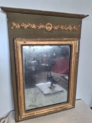 une photo d'un miroir posé sur une table
