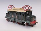 un petit train sur une surface blanche avec un fond blanc