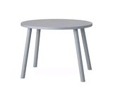 La table est en bois et son plateau est gris.
