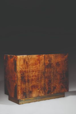 une vieille boîte en bois posée sur une surface blanche
