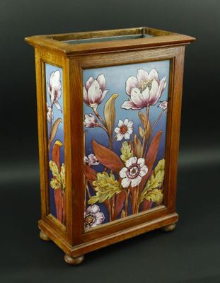 une boîte en bois décorée d'une peinture représentant des fleurs