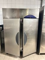 1 armoire réfrigérée positive à 2 portes WILLIAMS, 1 table h…