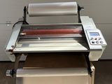 une machine sur laquelle est placé un rouleau de papier