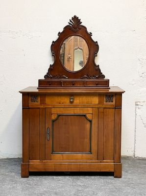 une armoire en bois surmontée d'un miroir