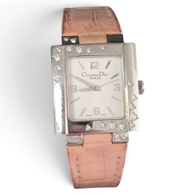 une image d'un gros plan d'une montre-bracelet sur un fond blanc