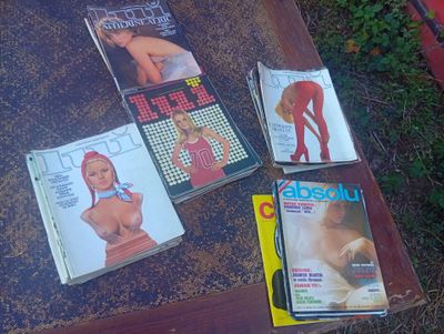 beaucoup de magazines posés sur une table au sol