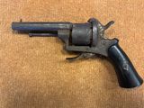 gros plan d'un revolver sur une table à fond brun
