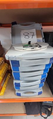toutes ces boîtes qui se trouvent sur les rayons du magasin