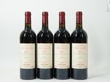 trois bouteilles de vin rouge sont alignées sur une surface blanche