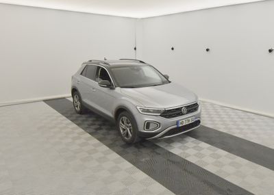 Le SUV Volkswagen est garé dans un garage dont le sol est en damier.