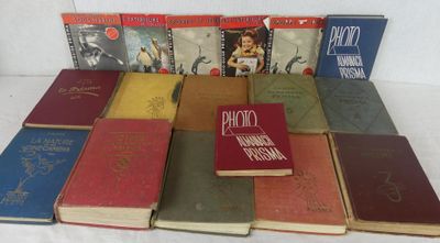 plusieurs livres sont empilés sur une table