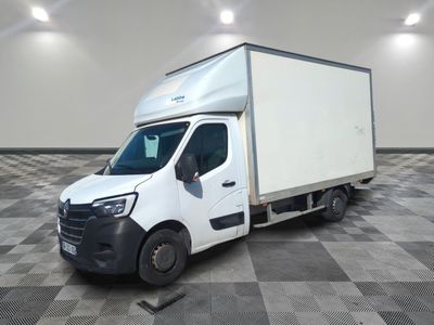 une photo d'un camion de livraison blanc garé dans une pièce