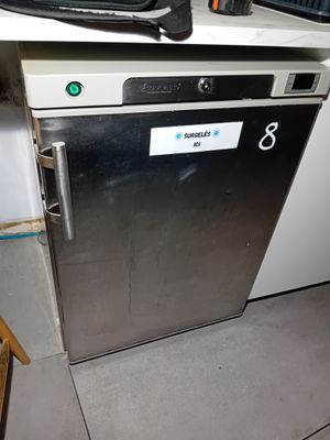 une image d'une cuisine avec une cuisinière et un lave-vaisselle