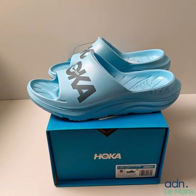 sandales Nike Air Max bleues avec un logo blanc sur la semelle