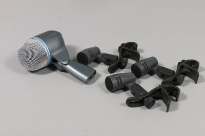 un ensemble de microphones posés sur une table