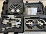une mallette noire contenant des outils, posée sur une table