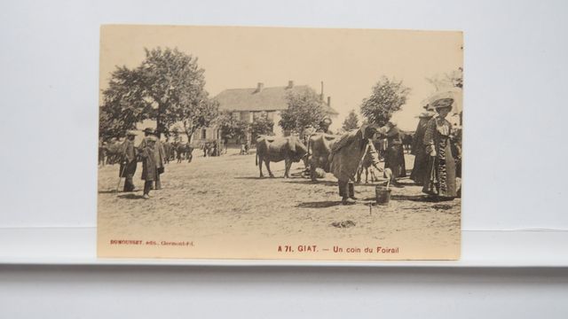 Puy-de-Dôme : Giat. Un coin du Foirail. Dumousset A 71. État supe...