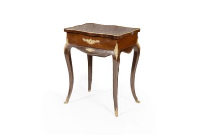 une petite table en bois surmontée d'un tiroir