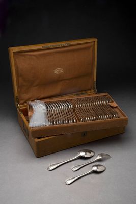 un coffret en bois contenant de l'argenterie sur une table