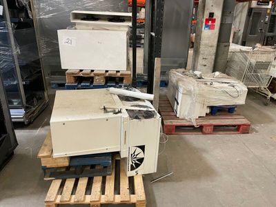 une machine posée sur une palette dans un entrepôt