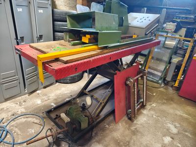 une machine posée sur une table dans un garage