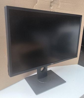 un écran d'ordinateur posé sur une table blanche