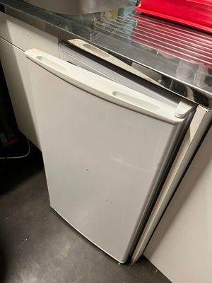 une photo d'une cuisine avec un lave-vaisselle et un lave-vaisselle
