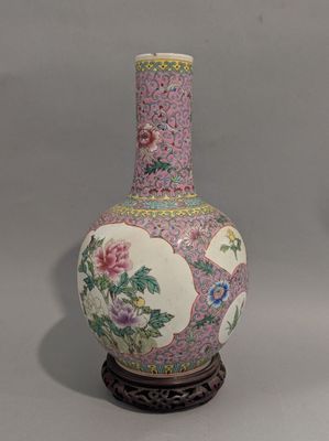 deux vases posés sur une table