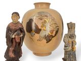 trois figurines asiatiques et un vase sur fond blanc