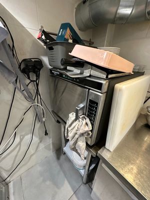 une image d'une cuisine avec une cuisinière et un four à micro-ondes