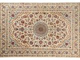 un tapis oriental avec un motif de médaillon sur fond blanc