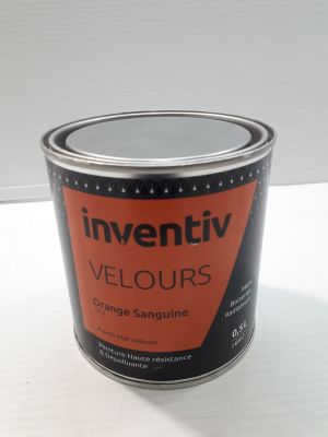 un gros plan d'un pot de peinture posé sur une table