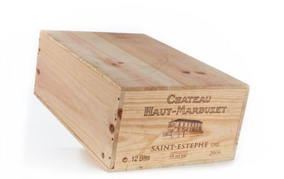 une boîte en bois portant une étiquette, posée sur une surface blanche