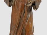 statue en bronze représentant une femme tenant ses mains dans sa main droite