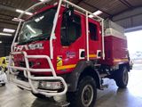 un camion de pompiers rouge garé dans un garage
