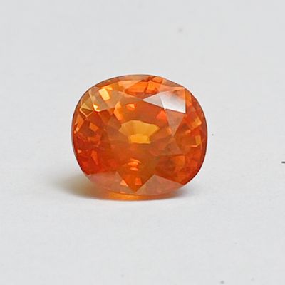 un losange orange sur une surface blanche, avec un fond blanc