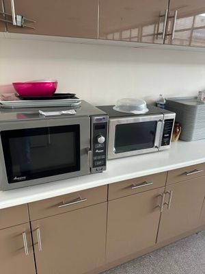 un micro-ondes posé sur un comptoir dans une cuisine