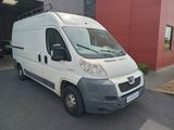 une camionnette blanche garée devant un bâtiment
