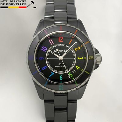 une montre noire avec des chiffres multicolores