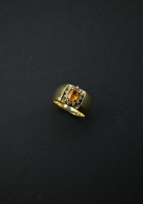Bague bandeau en or 14K 585 millièmes centrée d'un saphir ja…