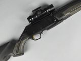 gros plan d'un fusil sur une surface blanche