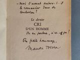 un livre ouvert avec une écriture dessus, posé sur une table