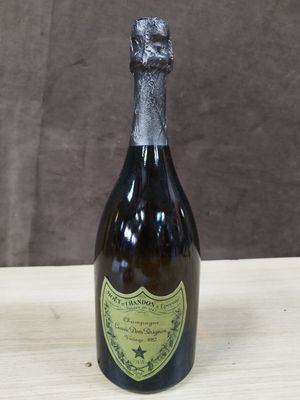 une bouteille de vin posée sur une table