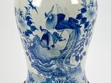un vase bleu et blanc avec un oiseau dessus